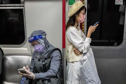 香港近日因疫情失控和过于严格的防疫措施而导致不少人口流出。图非当事人。（法新社）