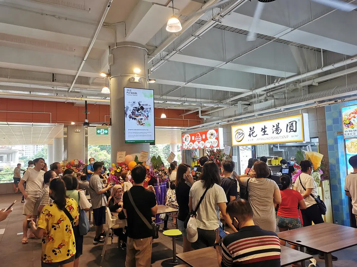  One Punggol小贩中心入驻几家老字号，吸引食客每天大排长龙。（新明日报）