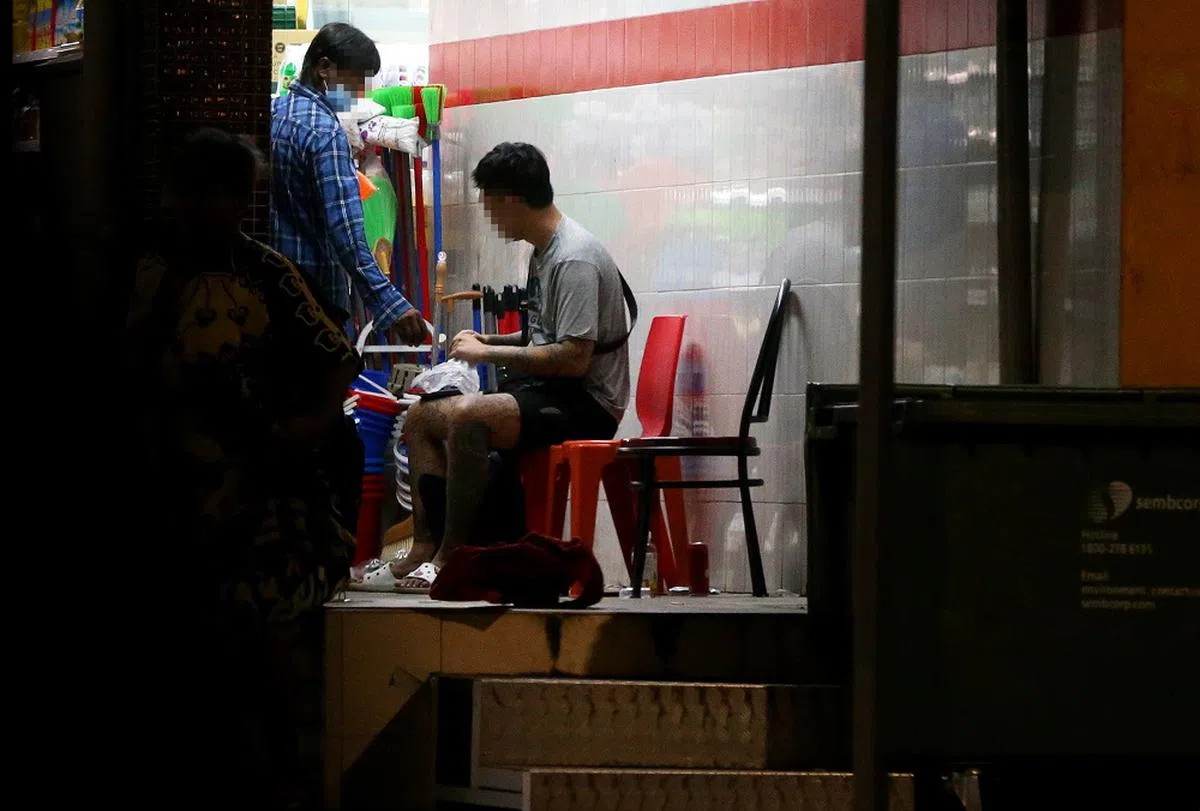 《海峡时报》记者4月18日晚上发现一名男子在芽笼22巷公然售卖非法处方药。（海峡时报）