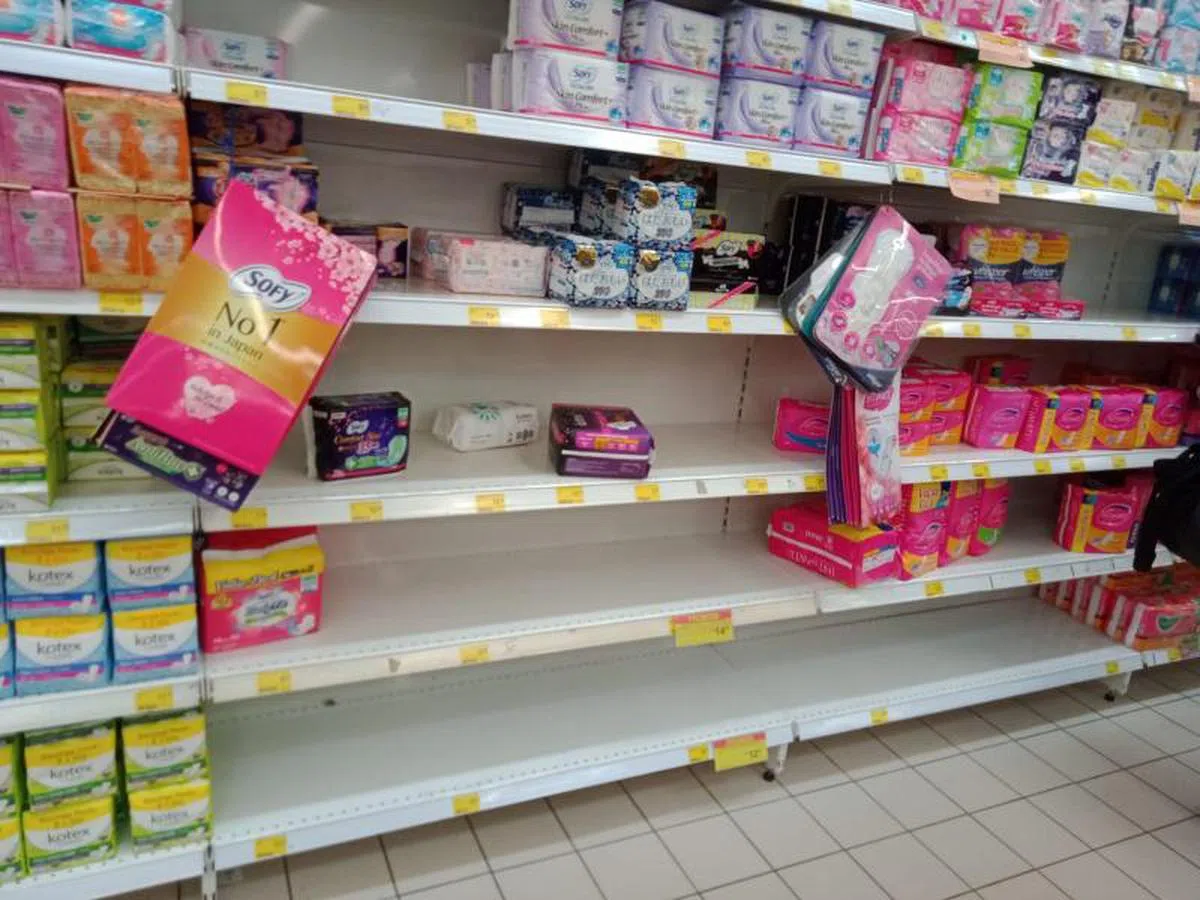  红蚂蚁听见一对新加坡口音的情侣在讨论到底要买几包。（李国豪摄） 