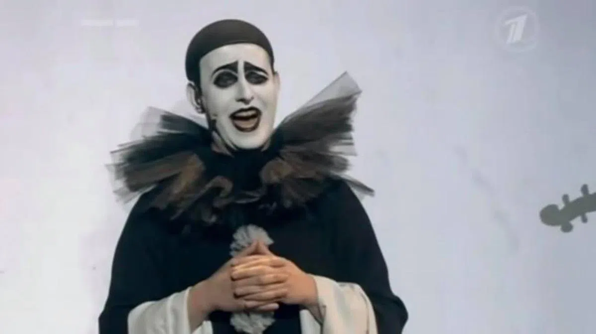  瓦丁斯基前卫的装扮和独特的风格影响了一代又一代的俄罗斯音乐人。（视频截图） 