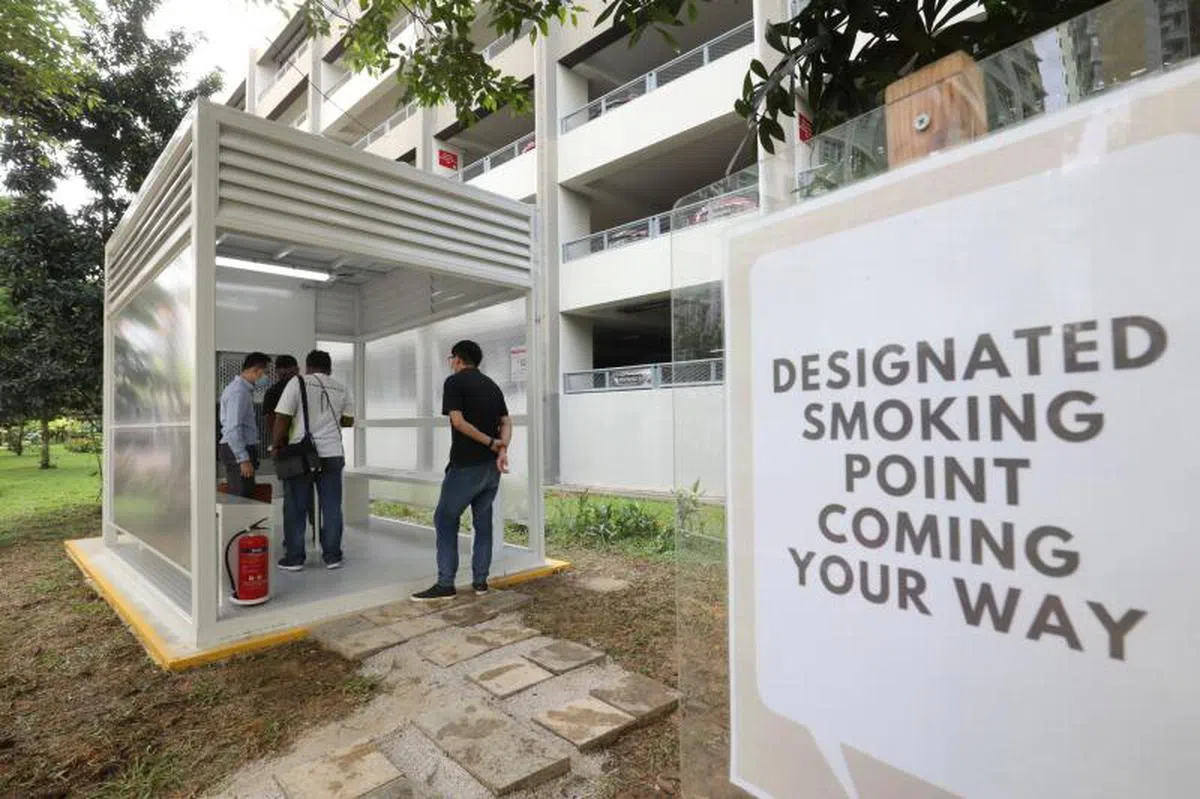 金文泰一组屋区试行两个改良版的特定吸烟区，鼓励烟客不要在屋内吸烟。（联合晚报）
