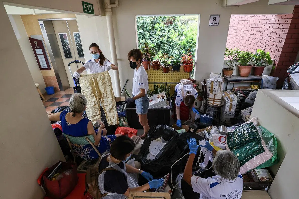 新加坡的独居老人孙女士住在义顺的一房式租赁组屋，囤积的杂物几乎塞满了屋子。助乐慈善组织的义工团队将所有从孙女士家中搬出来的东西放在走廊上，与她一件件“断舍离”。（联合早报）