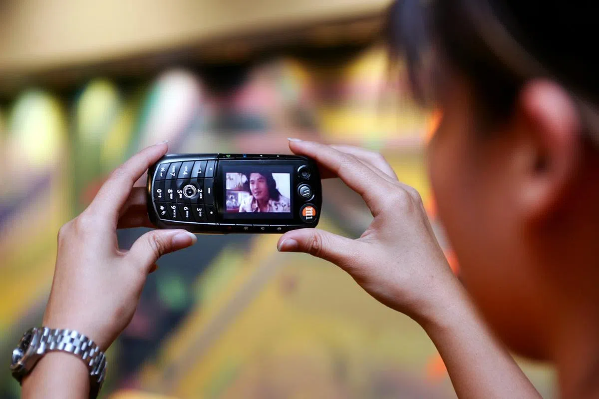 2005年6月，电信业者第一通（M1）的用户每个月可以通过3G网络在手机线上观看30个时长3分钟的电视节目。（联合早报）