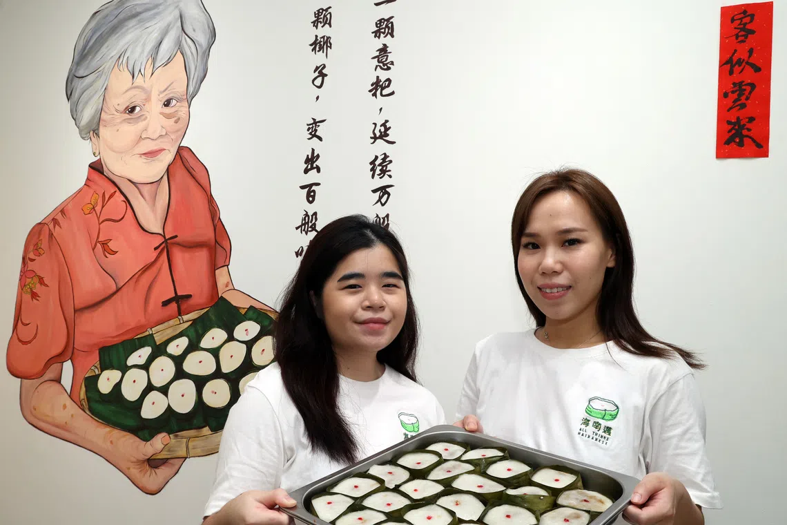 黎芷涵（右）与表妹吴佳恩（左），妹妹及表弟（不在照片里）开店“海南迈”，主打传统海南糕点。