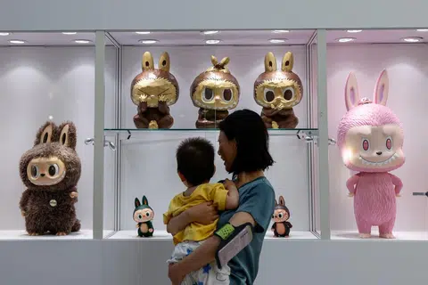 “拉布布艺术品全球首拍”6月在北京举办，总共吸引了数千名现场和线上买家密切追踪。（路透社）