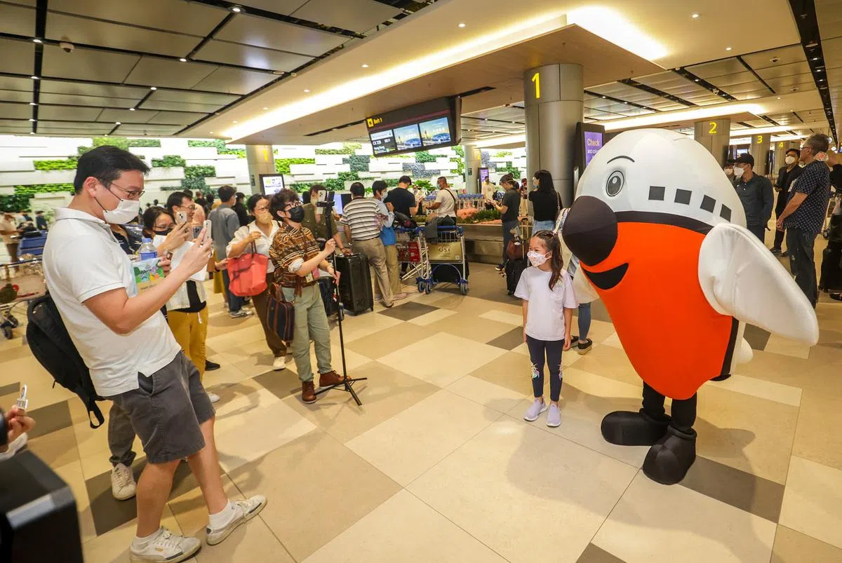  樟宜机场第四搭客大厦9月13日重开，机场集团特别请吉祥物“Max”到场与乘客拍照留念。（新明日报）