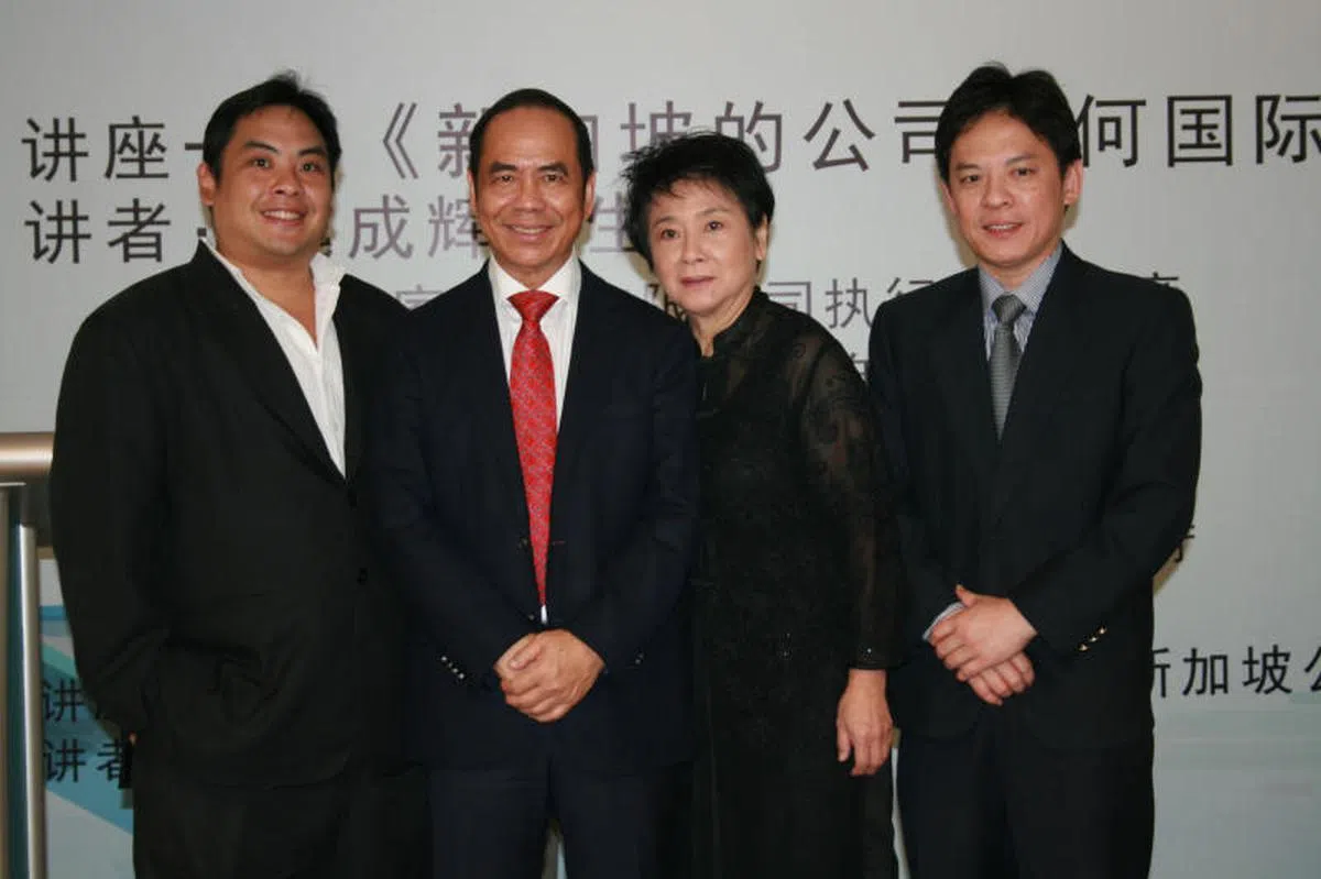  （左起）魏成辉的儿子魏国龙、魏成辉、妻子王爱金和弟弟魏成丰。（李光耀公共政策学院） 