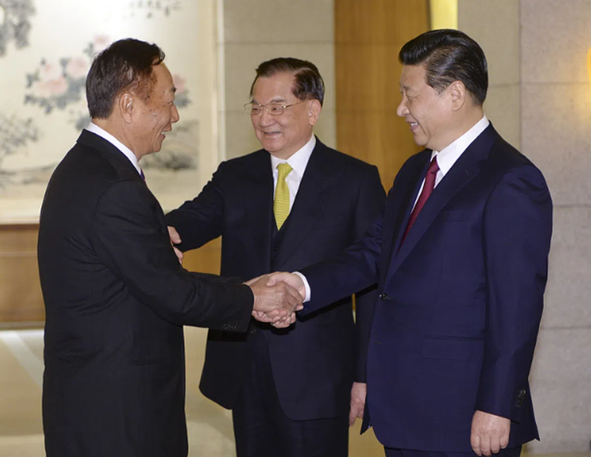  2014年2月18日，中共总书记习近平在北京钓鱼台国宾馆会见时任中国国民党荣誉主席连战及随访的台湾各界人士。图为习近平与郭台铭握手。（互联网） 
