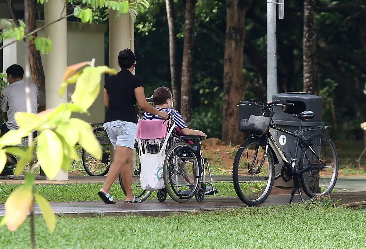新加坡变成“老人国”意味着狮城需要更多外籍女佣来协助年轻国人分担看护工作。（联合早报）