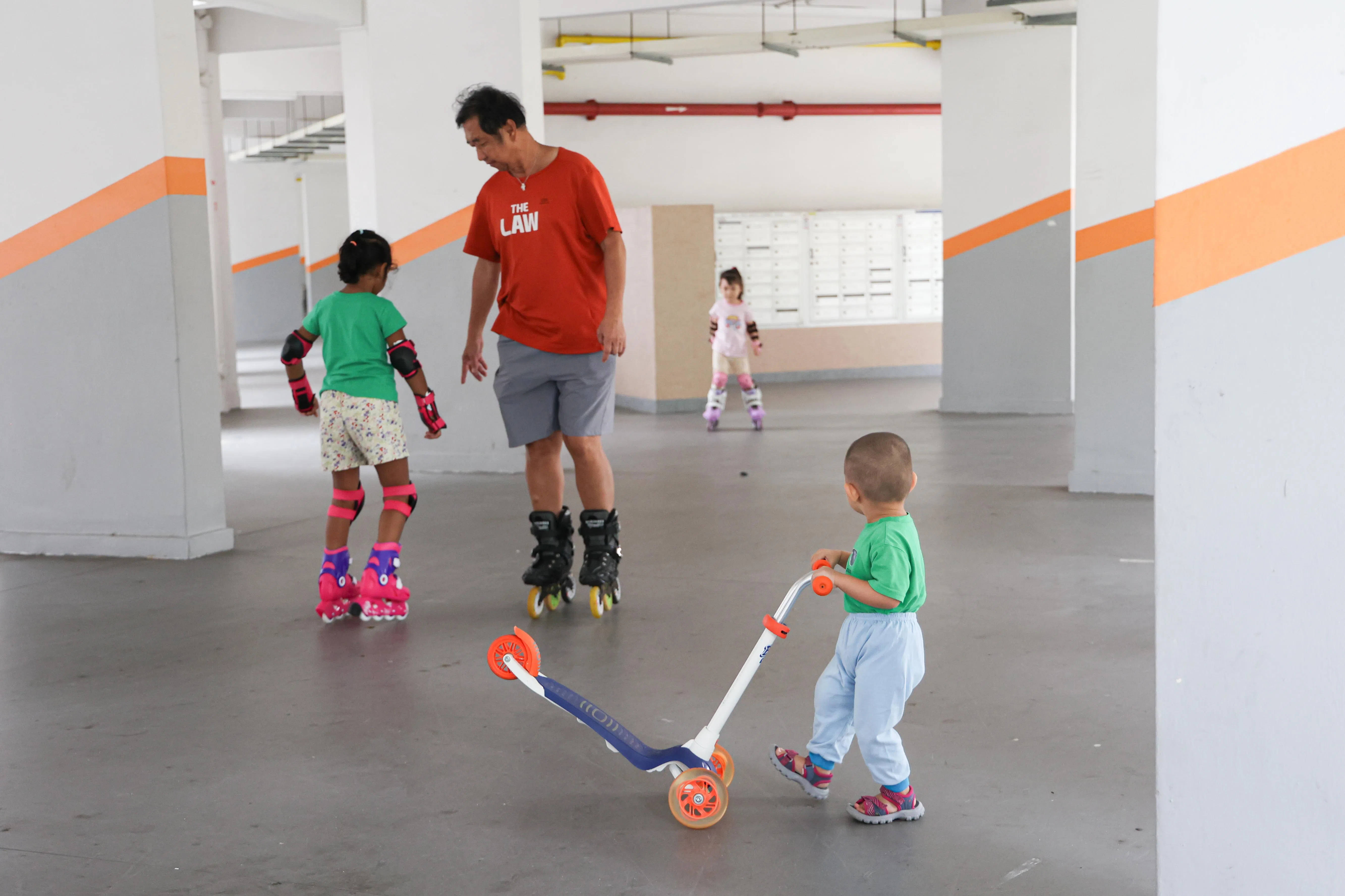 组屋底层除了供人休憩，也是许多国人的童年回忆，亦是办红白事的社区场所。