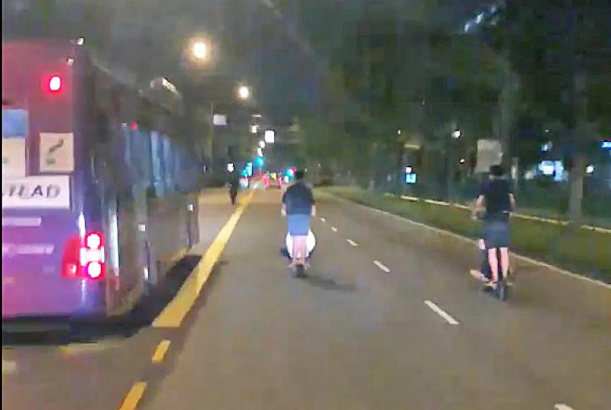  电动踏板车在路上横行。（取自面簿） 