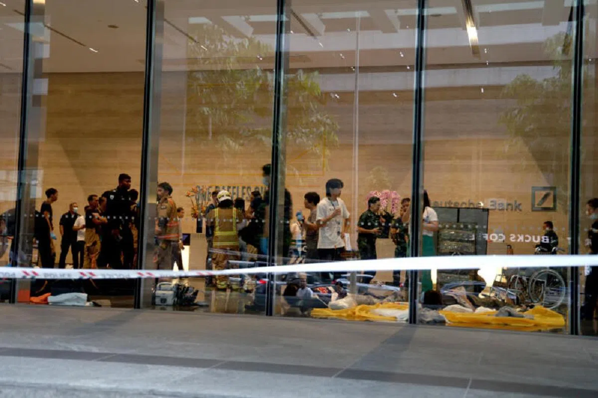 民防部队在大厦南座一楼大堂设立急救点，集中为受影响的人提供帮助。（联合早报）