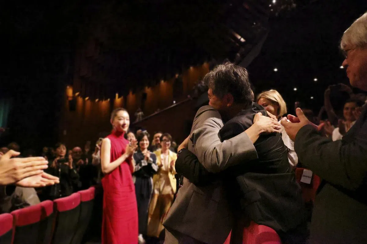 陈哲艺（右三）在电影放映后，拥抱日本导演是枝裕和（右二）。（长景路电影工作室）