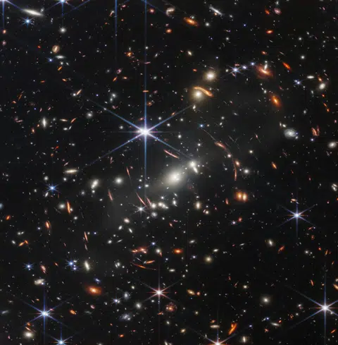 詹姆斯·韦伯太空望远镜发回来的第一张全彩色宇宙深空照片。（路透社）