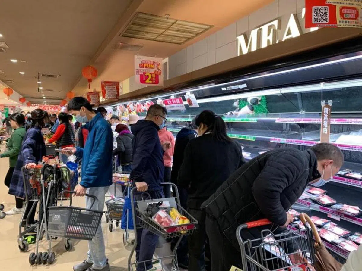  封城的传言一起，市民赶紧到超市囤货。（卢凌之摄） 