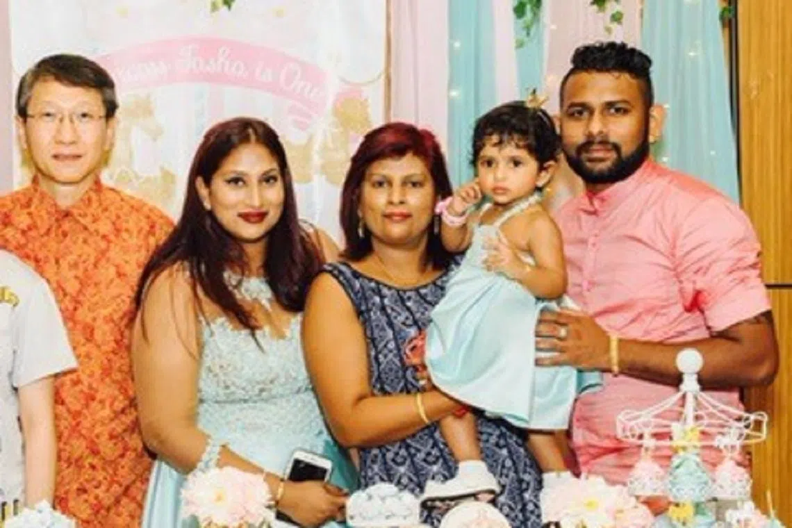 袁泉芳、女佣的女儿、女佣素姬娃、女佣的孙女以及女婿。（Kariyakaranage Sujeewa Manu Thilankani提供）