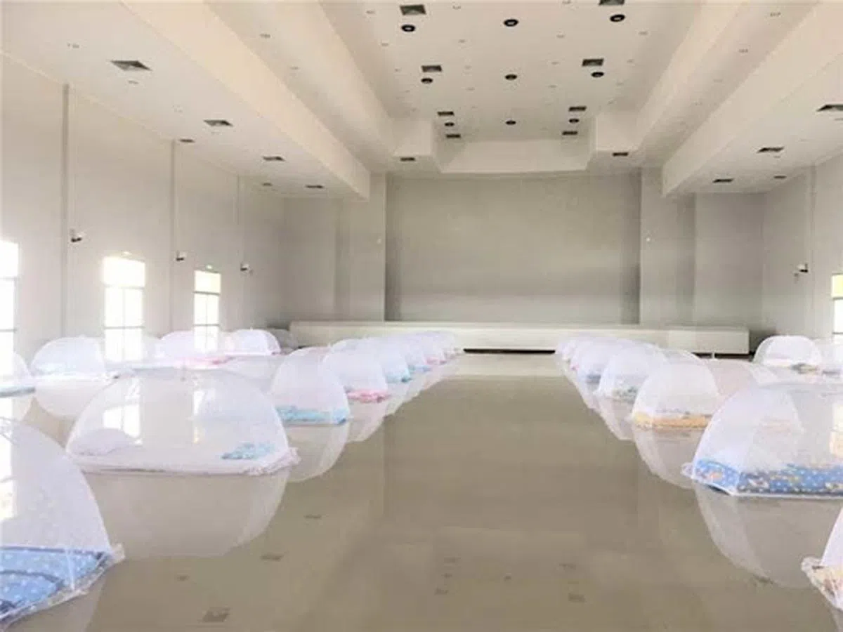 多功能礼堂内设有约40张床垫。（泰国国家新闻局） 