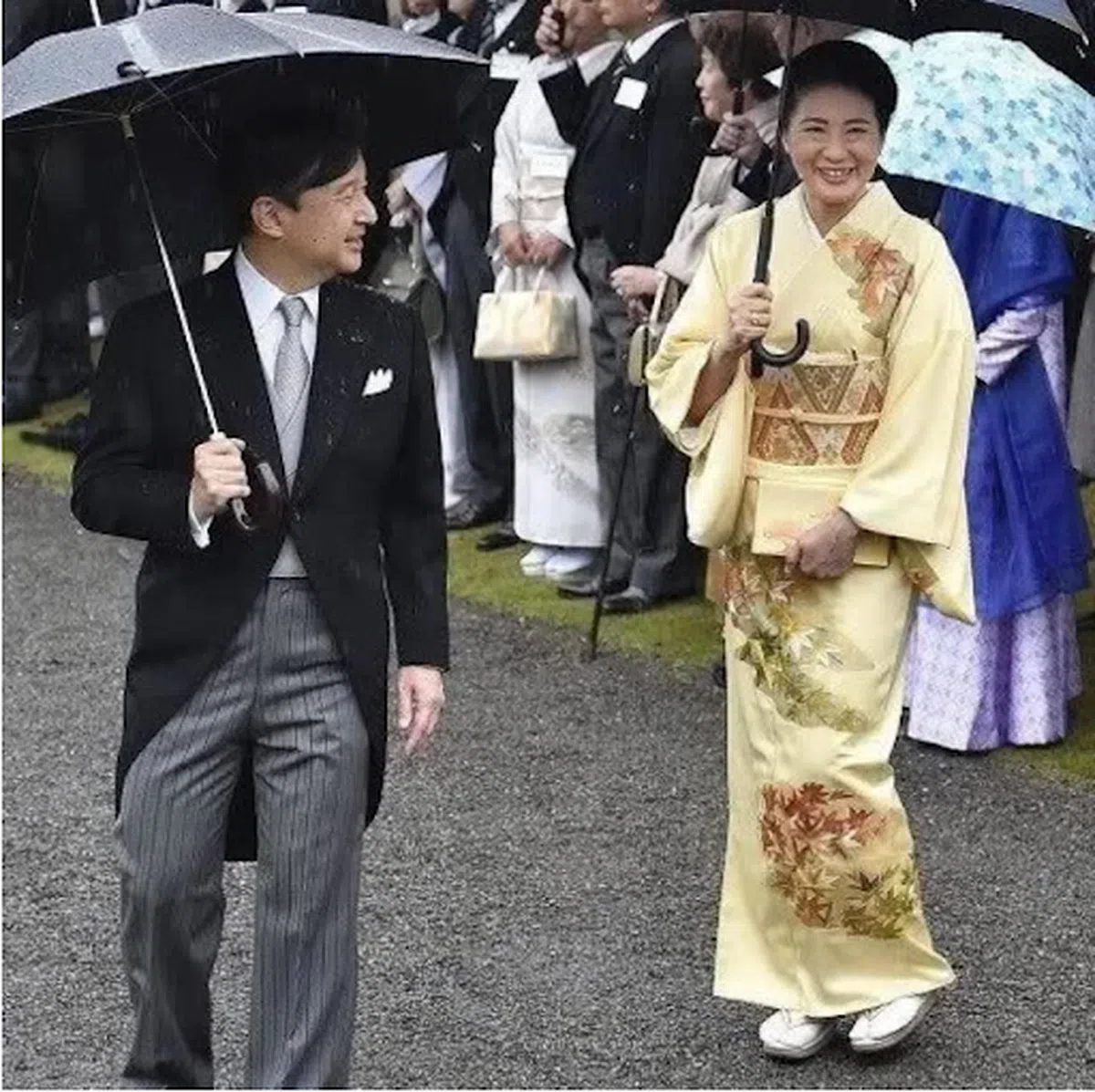  雅子妃走路都要在德仁太子的3步距离后，连牵个手都不行。（互联网） 