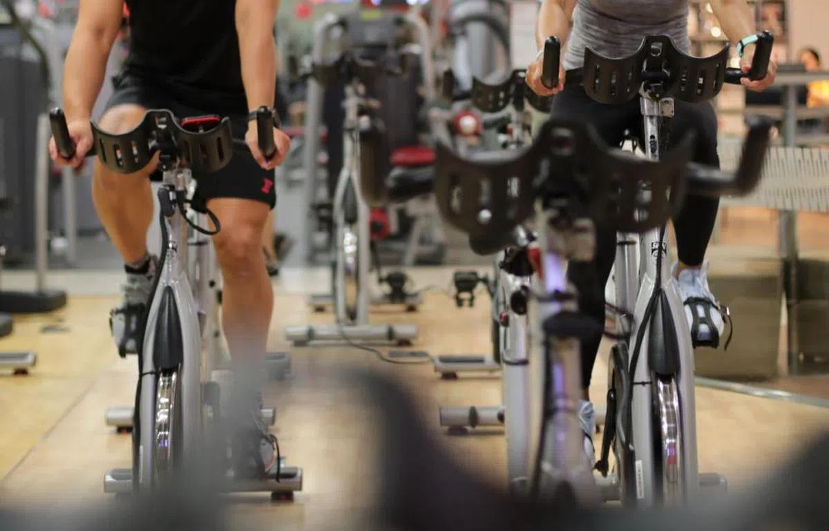 专家认为，夫妻或情侣有了共同的减重目标，不一定要打从一开始就做激烈运动。（海峡时报）