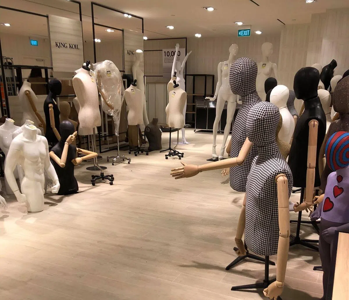  东歪西倒的人形模特。（卢丽珊摄） 