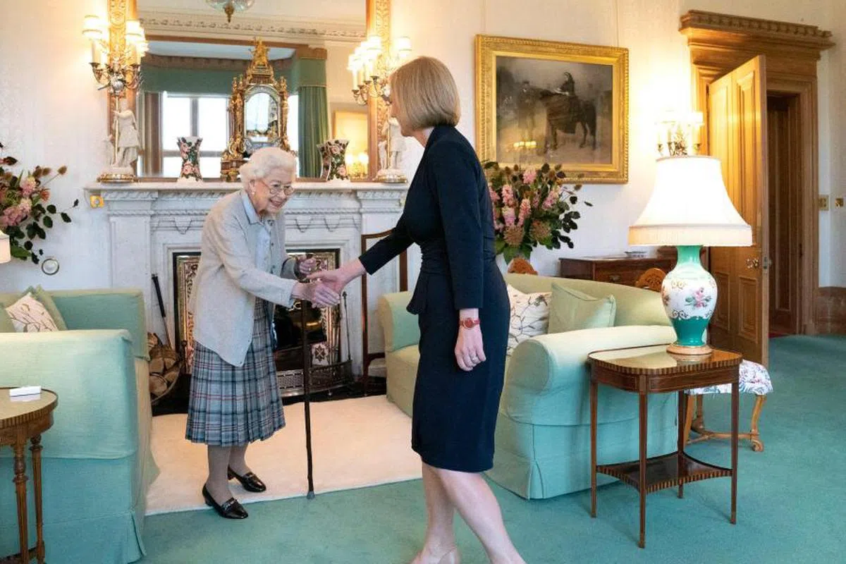 特拉斯（右）觐见伊丽莎白二世（左），并正式获任命为英国首相。（法新社）