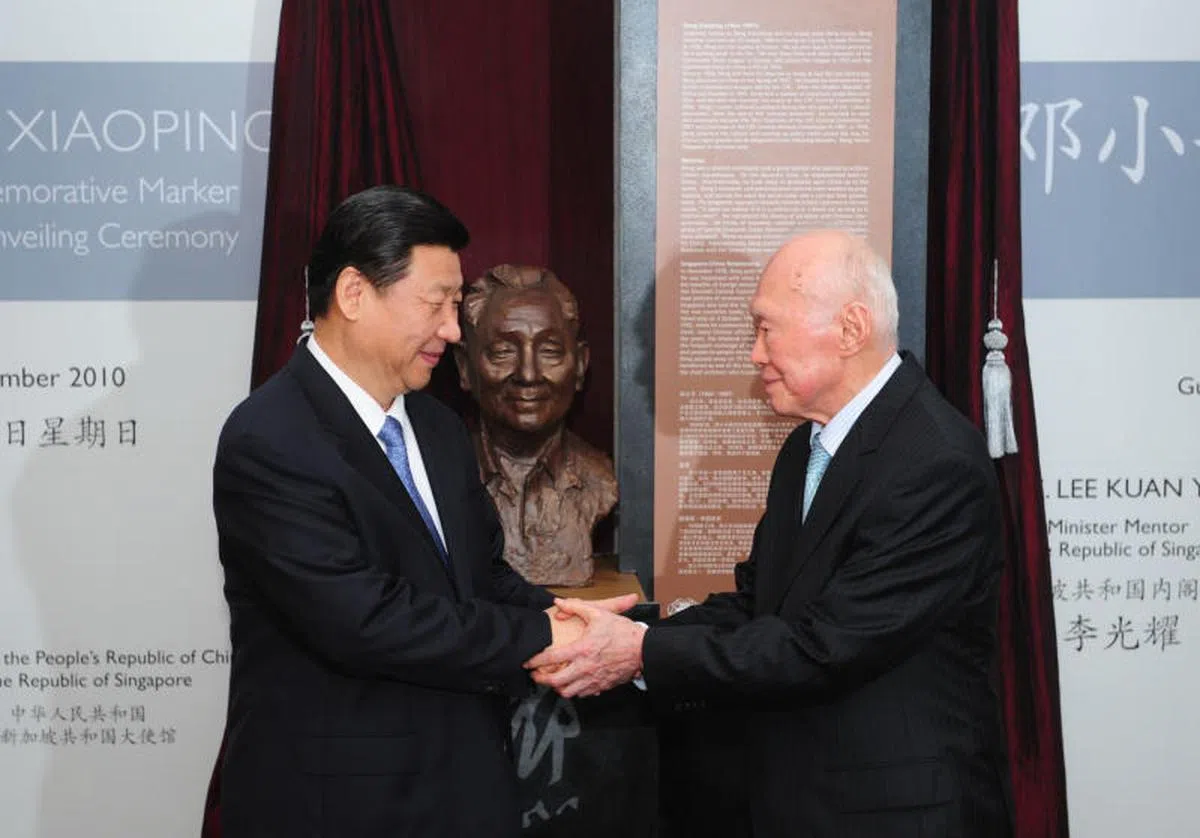  2010年11月14日，时任中国国家副主席习近平（左）到访新加坡期间，与李光耀资政在新加坡河畔为邓小平纪念碑揭幕时握手交谈。（海峡时报） 