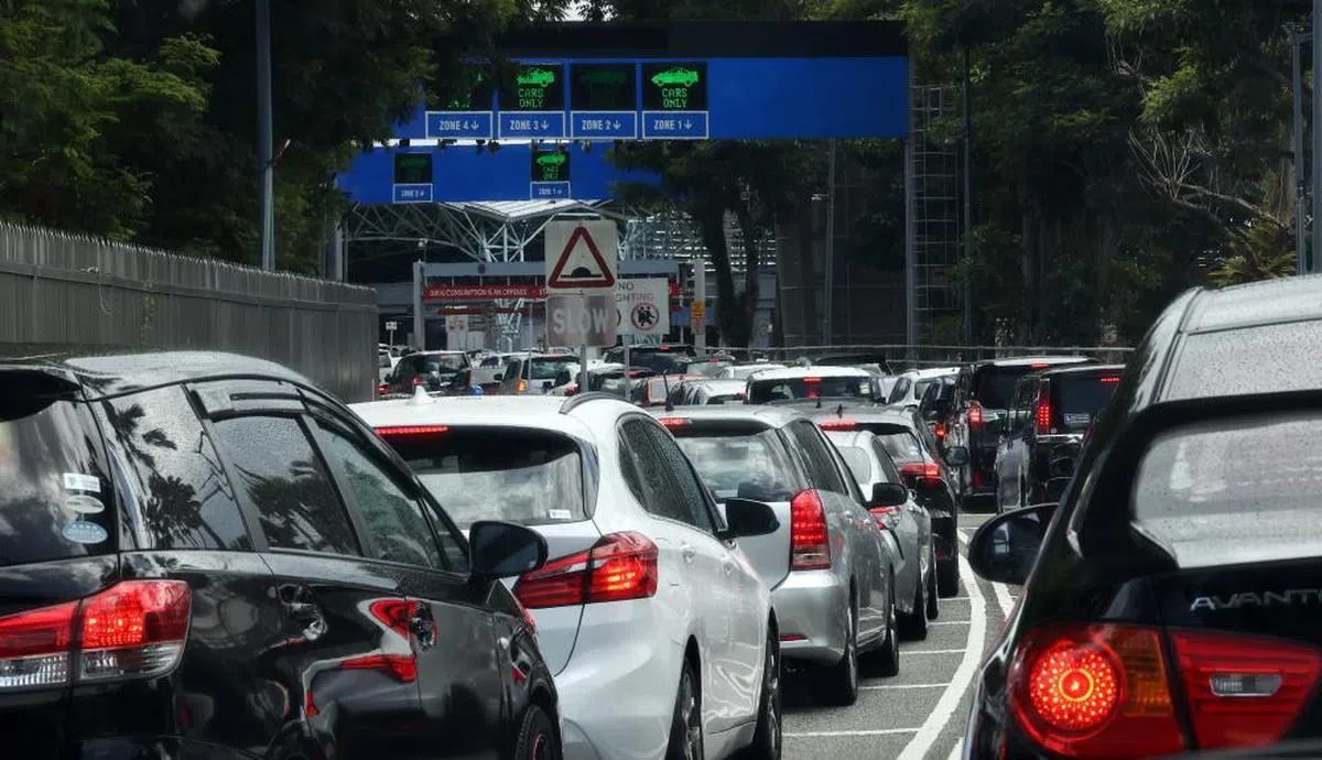 准备透过兀兰关卡入境马国的私家车。（联合早报）