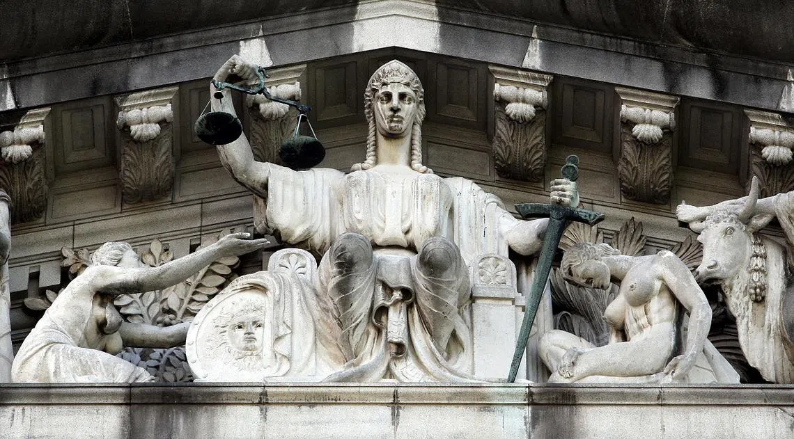 被伊人只当作朋友也要入禀法院，正义女神恐怕也看不下去。（海峡时报）