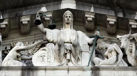 被伊人只当作朋友也要入禀法院，正义女神恐怕也看不下去。（海峡时报）