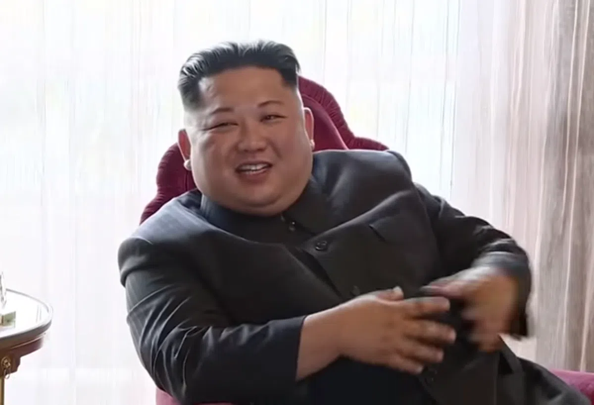  阴笑……（朝鲜中央电视台纪录片截图） 