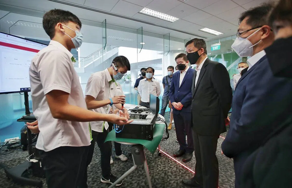 陈振声强调，阶段性的调整能确保公共服务吸引并留守人才。图为陈振声（右三）与工艺教育学院修读资讯通信科技的学生交流。（海峡时报）