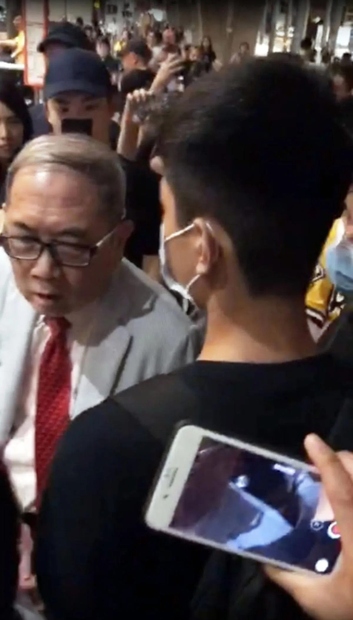  视频中的老翁被质疑先出手打人才导致示威者围堵他。（互联网） 