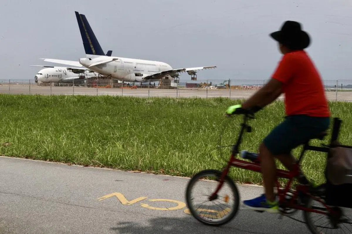 新航旗下的新航工程在2021年底拆卸两架空中客车A380客机以及一架波音777-200ER客机，将客机部件当作新航机队的备件，或是通过新航的升级再造计划供应给其他零售商或教育机构。这是新航首次在本地拆卸飞机。（联合早报）