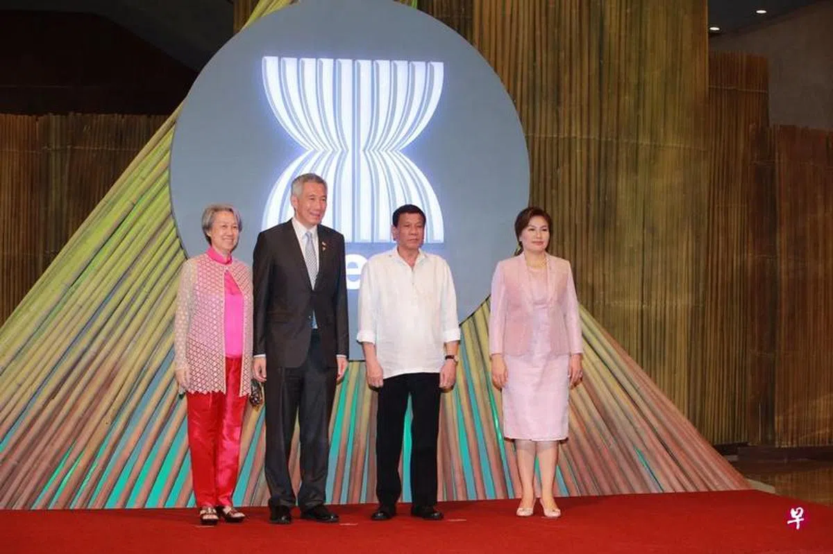  李显龙总理（左二）和夫人何晶（左一）今天在菲律宾文化中心出席亚细安峰会开幕式，受到菲律宾总统杜特尔特（右二）和他的伴侣阿凡希娜（右一）的欢迎。（联合早报） 