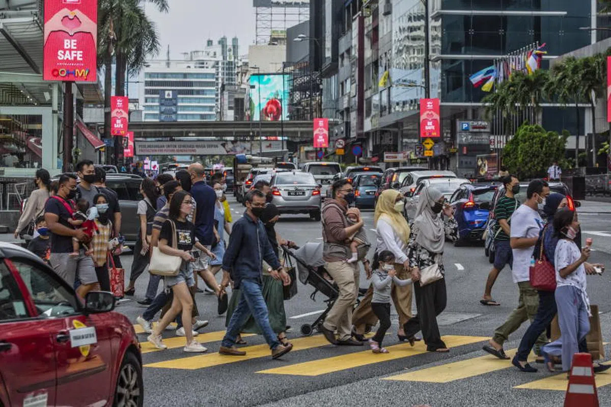 马来西亚多州进入国家复苏计划第三阶段，商场客源人流开始回暖。图为吉隆坡街景。（欧新社）