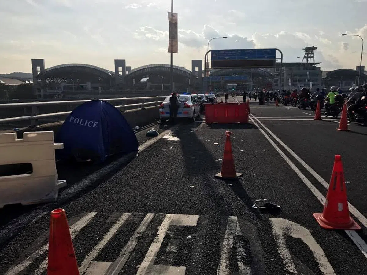  新马两地通勤的马国劳工除了面对舟车劳顿的疲乏，也长期曝露在公路意外的风险中。（STOMP） 