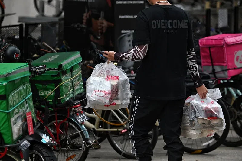 据送餐员透露，他所属的送餐平台一般不会先和他们核对情况，假如有什么问题，他们会先受惩处。（海峡时报）