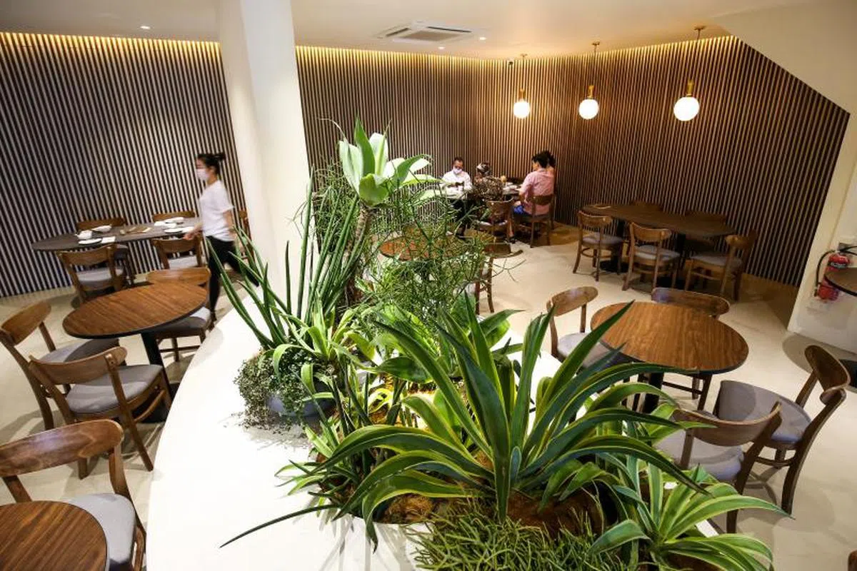  采纳5人堂食规定的中餐馆By Xuan将店面分成两个部分，一半接待已经接种疫苗的顾客，另一半接待属于例外情况的顾客。（联合早报） 