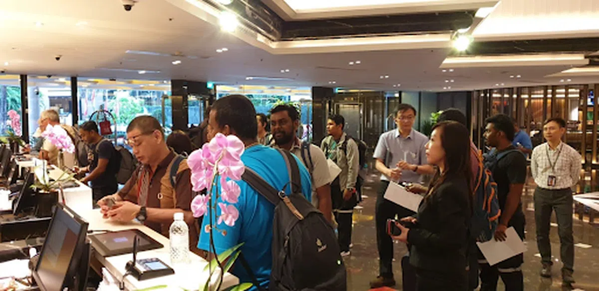  不需要受住宿问题而烦恼，等待入住的新捷运职员们。（SBS Transit） 