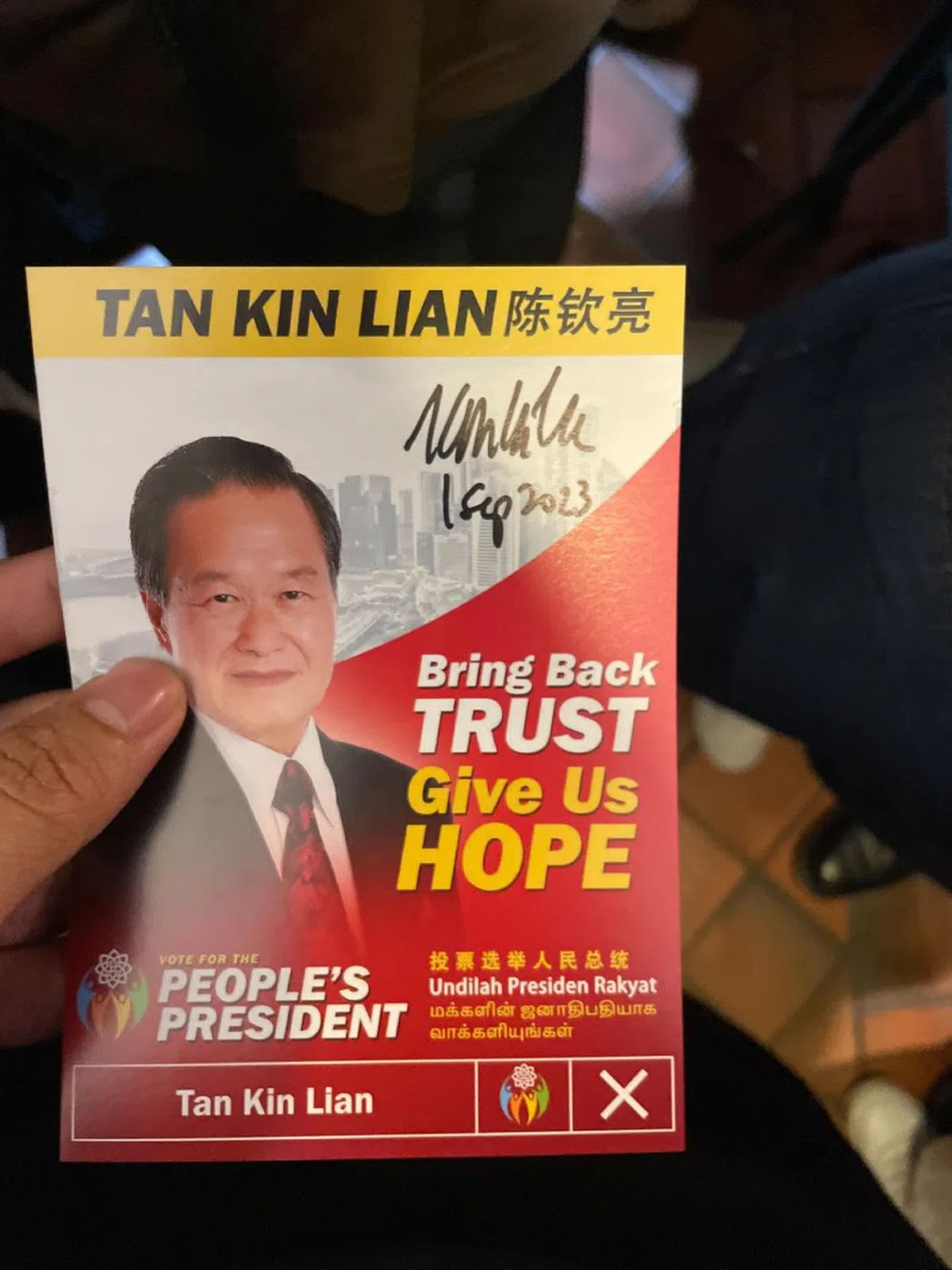 竞选期间，陈钦亮向媒体派发“超小型海报”，还附上亲笔签名。（互联网）