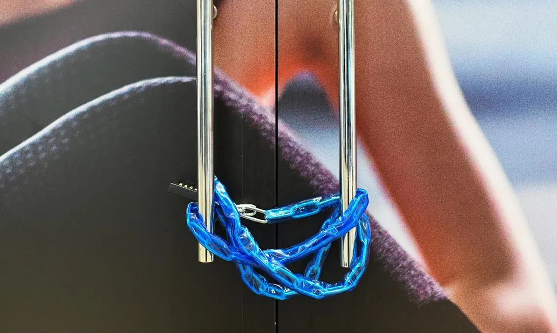 健身中心UFC突然关闭了新加坡的两家分店，导致顾客无法索回预付款项。（海峡时报）