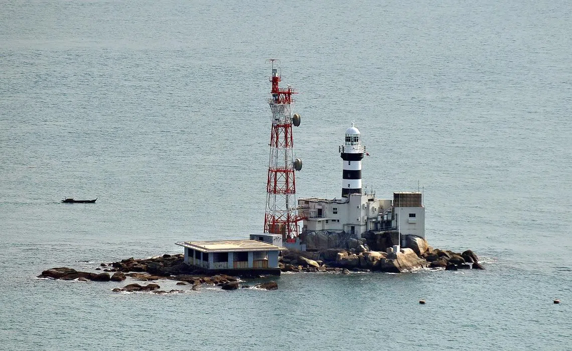 白礁（Pedra Branca）就坐落在樟宜以东约46公里的海域。国际法院在2008年裁决白礁主权属于新加坡，附近的中岩礁归马来西亚。（海峡时报）