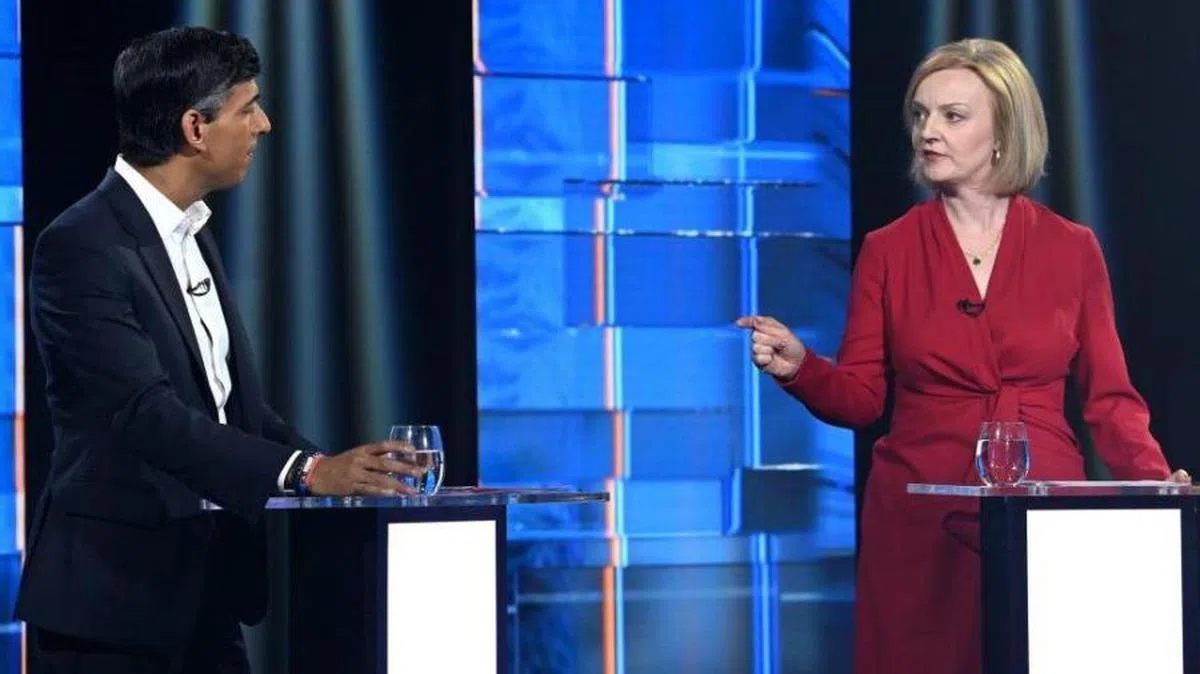 特拉斯（右）在电视辩论中针对苏纳克（左）的对中立场提出质疑。（互联网）