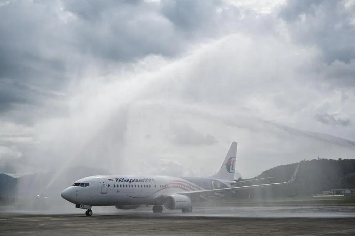 浮罗交怡当局为首趟旅游泡泡的班机举行了洒水仪式。（法新社）