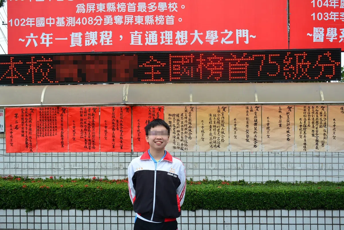  台湾学校的门口常见在LED显示屏上公开表扬状元学生，更自称是“榜首最多学校”。（互联网） 