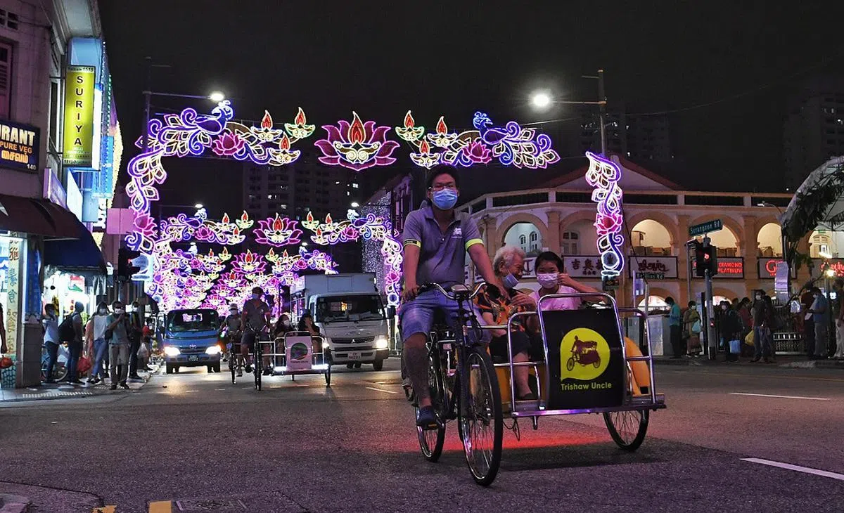 乘坐三轮车，去小印度赏夜景。（海峡时报）