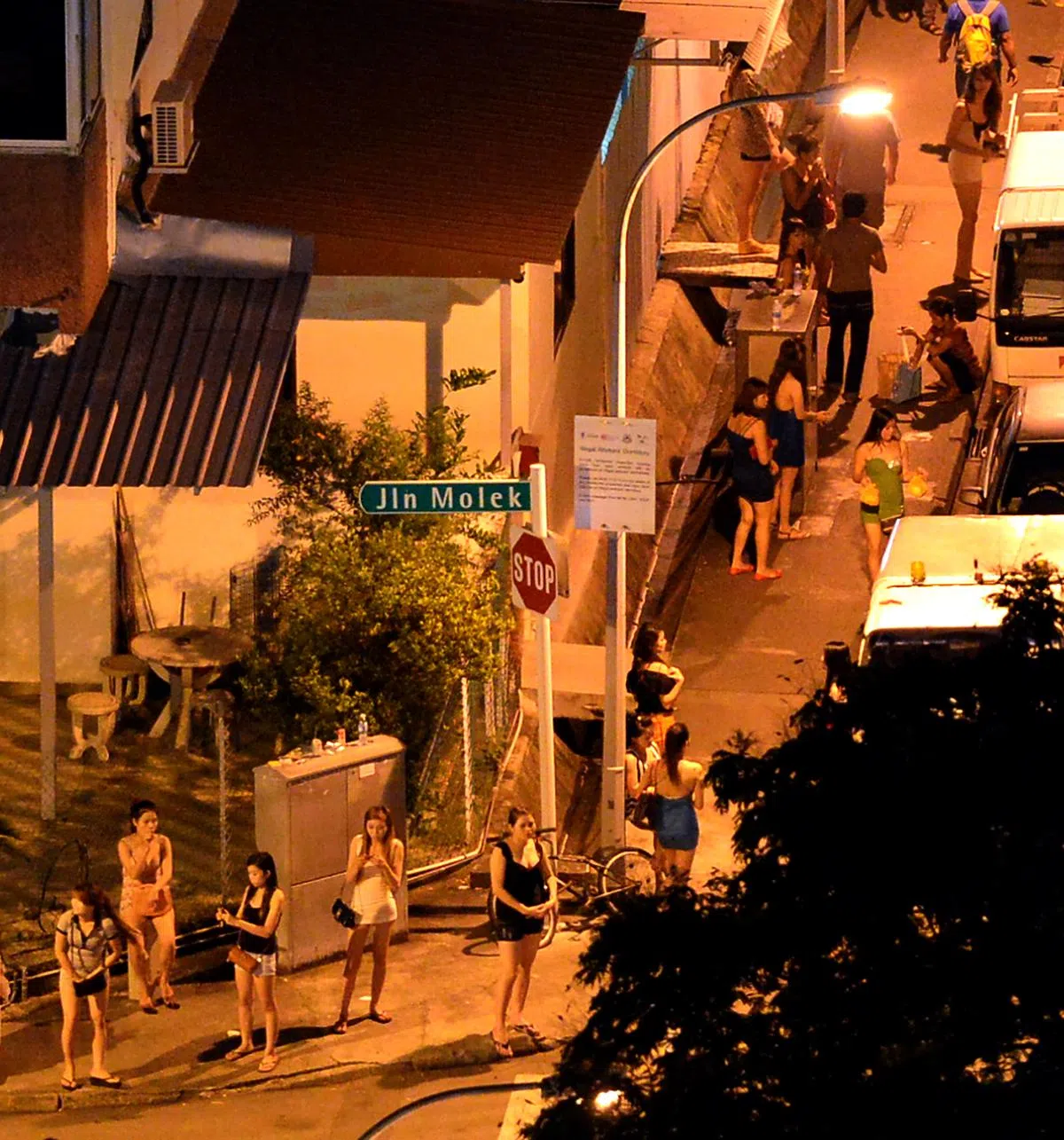  游走于芽笼街头的非法性工作者。（南华早报） 