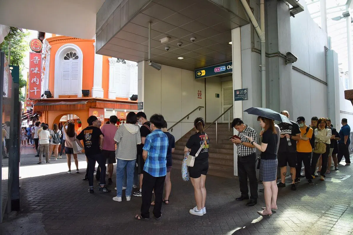 农历新年期间，肉干业者需要聘请额外人手，应付人潮。（海峡时报）