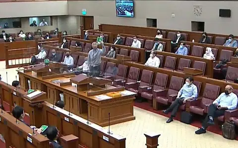 防止外来干预（对应措施）法案昨晚（10月4日）记名表决。被叫到名字的议员都必须起身举起投票牌子表态。（gov.sg截图）